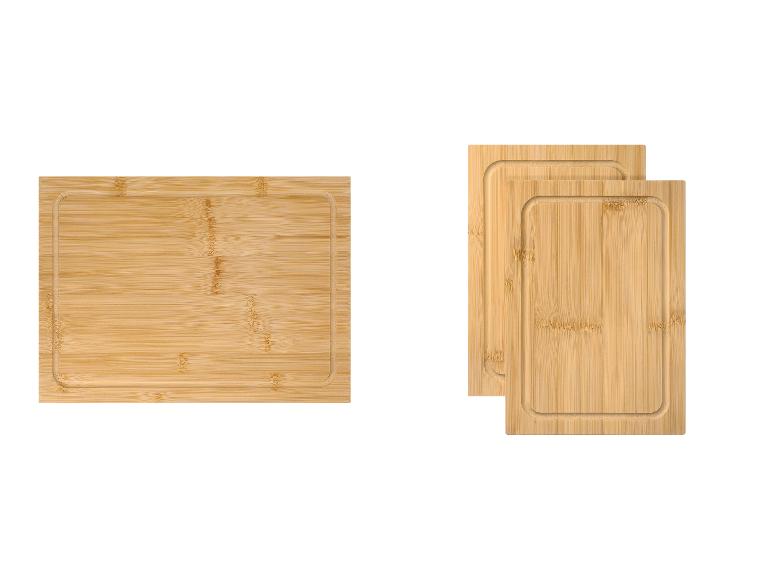 Deux planches à découper en bambou, une grande et deux plus petites, empilées.