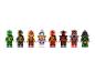 Huit figurines LEGO Ninjago, dont des personnages verts, noirs, rouges et blancs.