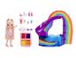 Poupée aux cheveux roses, maillot de bain, piscine arc-en-ciel et petits accessoires.
