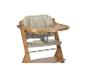 Chaise haute en bois pour bébé avec rembourrage beige clair et plateau.