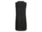 Une robe noire sans manches.