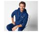 Un homme porte un sweat à capuche bleu et un pantalon de survêtement K-Way.