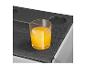 Verre de jus d'orange sur le couvercle d'une glacière portable avec porte-gobelets.