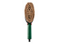 Une brosse verte avec une tête de brosse marron, adaptée au nettoyage avec un tuyau d'arrosage.