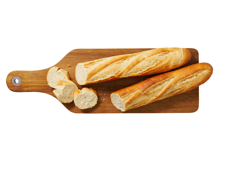 Deux baguettes et des tranches coupées sur une planche à découper en bois.
