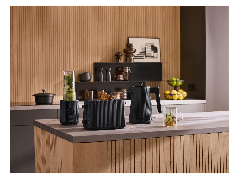 Appareils de cuisine Silvercrest noirs : mixeur, grille-pain avec du pain et bouilloire sur le comptoir.