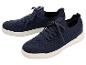 Une paire de chaussures de sport tricotées bleu marine avec des semelles blanches.