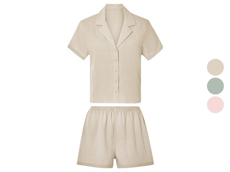 Ensemble pyjama beige : haut boutonné et short. Plusieurs coloris disponibles.