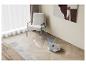 Un aspirateur robot Samsung nettoie un sol en bois.
