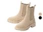 Bottines Chelsea en daim beige avec une semelle épaisse.