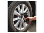 Un homme utilise un tournevis sans fil Parkside pour fixer une roue.