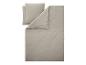 Parure de lit et oreillers beige clair.