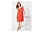 Robe mi-longue orange et sandales plates : mode estivale.