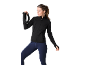 Femme en veste de sport noire et legging bleu tenant un poids en forme d'anneau.