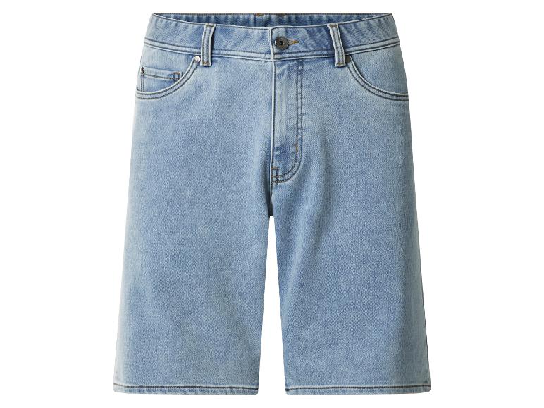 Short en jean bleu clair avec poches et boutons métalliques.
