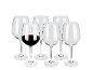 Six verres à vin, un rempli de vin rouge, sur fond noir.