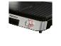 Grill électrique avec plaques noires et un cadran de contrôle de température argenté avec un anneau rouge.