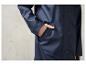 Un imperméable bleu avec des boutons.