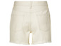 Shorts en jean blanc avec ourlet effiloché.