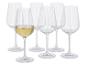 Six verres à vin, dont un contient du vin blanc.