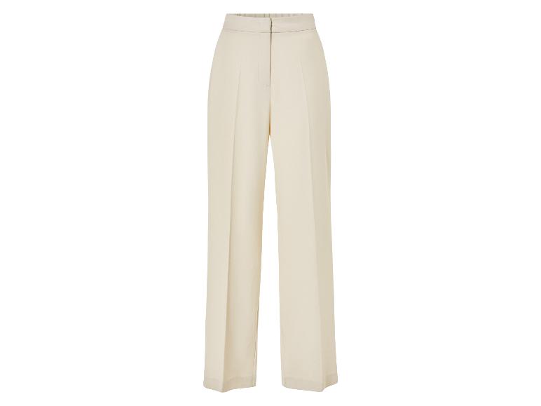 Un pantalon blanc ample