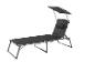 Une chaise longue avec un parasol, idéale pour l'extérieur.