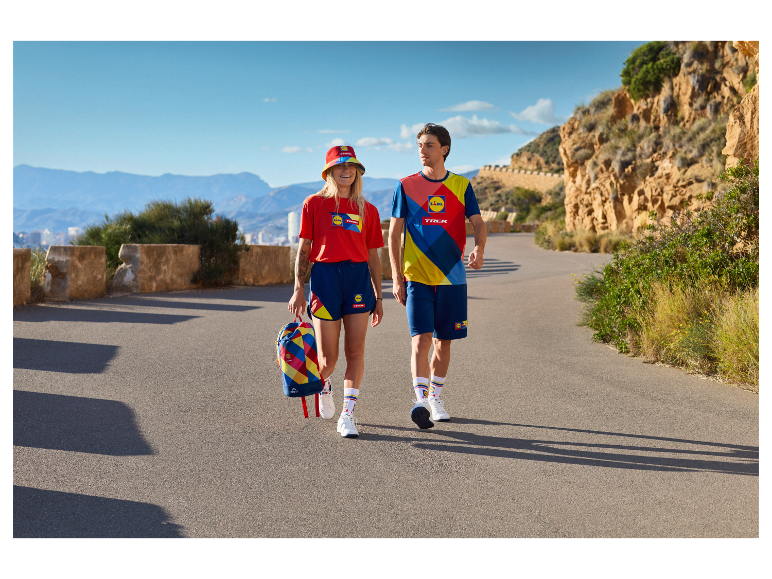 Vêtements de sport Lidl et Trek : t-shirts, shorts et sac à dos colorés.