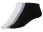 Des chaussettes de cheville noires, grises et blanches.