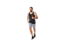 Homme courant, vêtu d'un débardeur et short de sport.