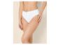 Femme en culotte côtelée blanche avec l'inscription « LOVE COTTON » sur la ceinture