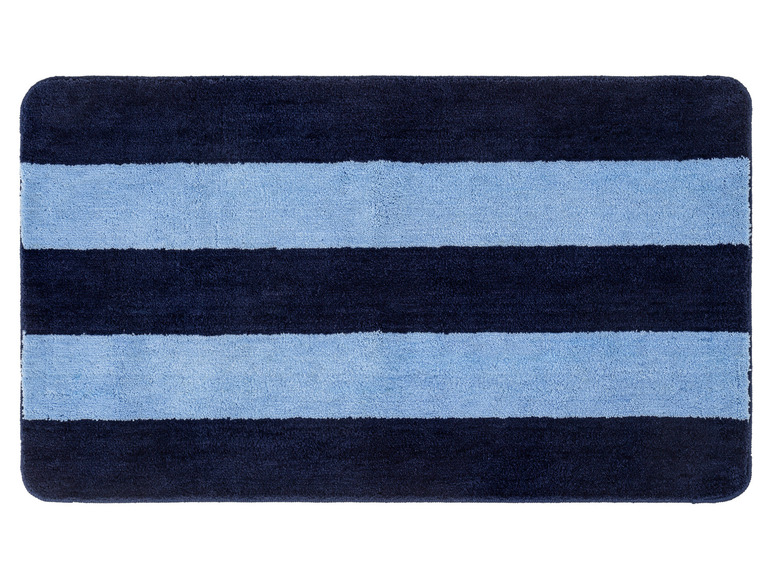 Un tapis de bain bleu et bleu foncé à rayures.