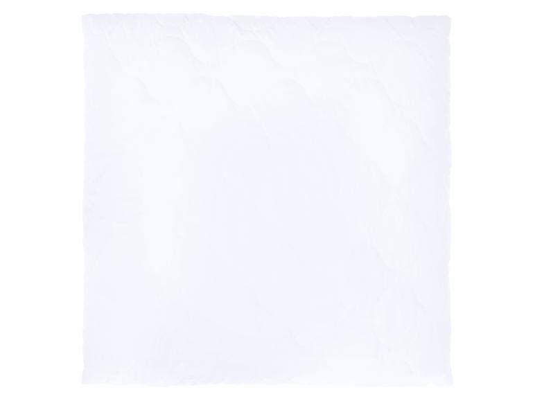 Couette blanche matelassée avec un motif subtil, isolée sur fond blanc.