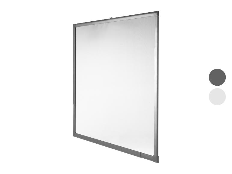 Un tableau blanc avec un cadre en aluminium.