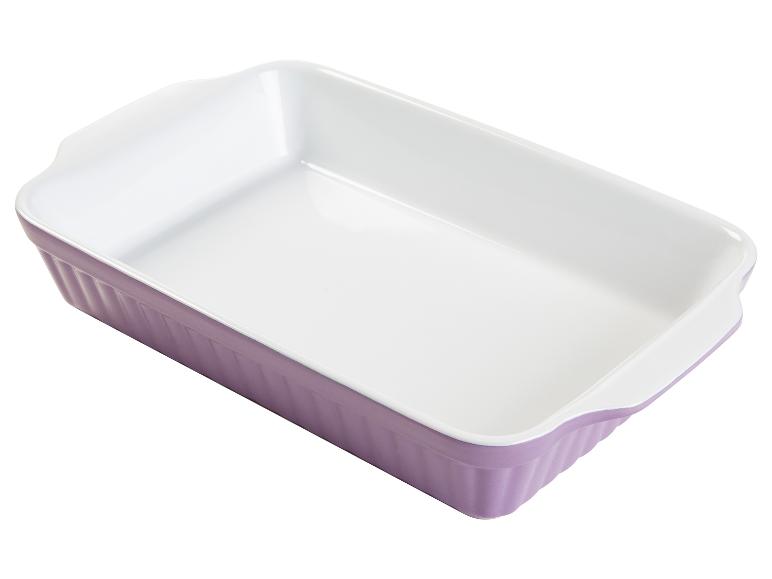 Un plat à gratin de couleur violette.