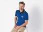 Homme portant un polo bleu avec une bordure blanche et noire et un short beige.