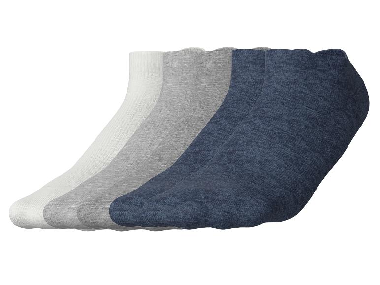 Cinq paires de chaussettes courtes de couleurs blanche, grise et bleue.