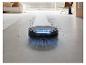 Un robot aspirateur nettoie un sol sale dans un salon.