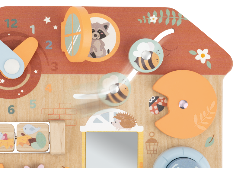 Tableau d'activités en bois avec horloge, raton laveur, abeilles, coccinelle, hérisson et miroir.