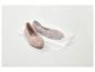 Une paire de ballerines en maille beige avec un sac de lavage en filet blanc.