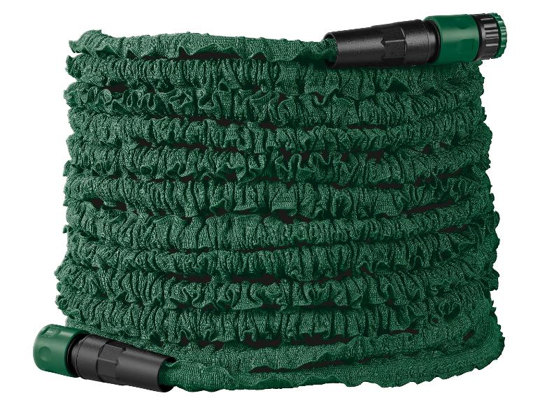 Tuyau d'arrosage extensible vert enroulé avec connecteurs noirs et verts
