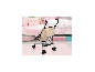 Poussette-canne pour poupée BAYER DESIGN beige avec sacoche dans une chambre d'enfant.