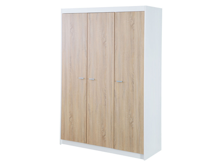 Une armoire en bois à trois portes.