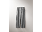 Pantalon large gris pour femme avec plis.