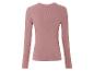 Un pull rose à manches longues en tricot.