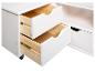 Commode en bois blanc avec tiroirs ouverts et roulettes