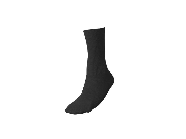 Chaussette noire unique, isolée sur fond blanc.