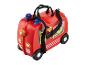 Une valise rouge avec des roues en forme de camion de pompiers.