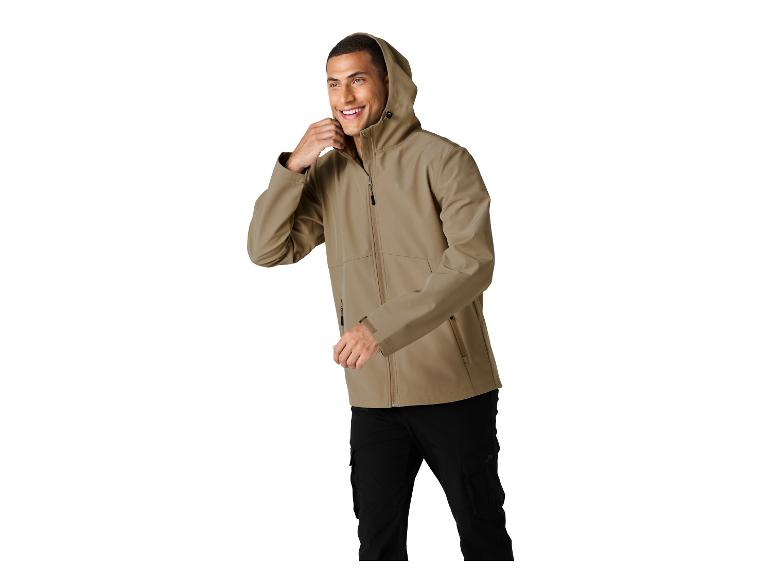 Homme en veste softshell beige à capuche et pantalon cargo noir.