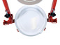 Deux assiettes blanches fixées à un cadre en métal rouge.