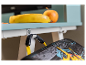 Banane, pomme et tapis de yoga accroché à un bureau.